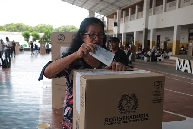 Una persona vota durante la jornada electoral este domingo en Cúcuta, Colombia. (EFE/ Mario Caicedo)