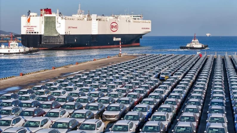 Exportaciones de vehículos eléctricos de China aumentan un 40 % en un periodo de 12 meses