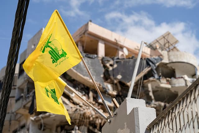Las banderas de Hezbolá ondean cerca de edificios dañados durante una visita de prensa organizada por el Departamento de Relaciones con los Medios de Hezbolá en el barrio de Dahieh, al sur de Beirut (Líbano), el 6 de mayo de 2026. (Silvia Casadei / Middle East Images / AFP vía Getty Images)