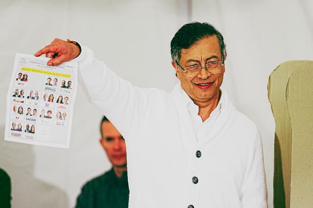 El presidente de Colombia, Gustavo Petro, muestra una papeleta antes de emitir su voto durante las elecciones presidenciales del 31 de mayo de 2026 en Bogotá, Colombia. (Andrés Rot/Getty Images)