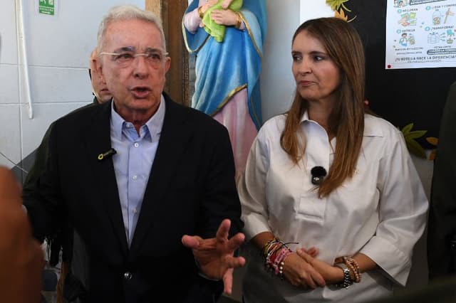 El expresidente de Colombia (2002-2010) Álvaro Uribe (Izq.) llega a votar a un colegio electoral acompañado por la entonces candidata presidencial colombiana Paloma Valencia, del partido Centro Democrático, durante las elecciones presidenciales celebradas en Rionegro, Colombia, el 31 de mayo de 2026. (Jaime SALDARRIAGA / AFP vía Getty Images)