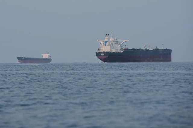 Petroleros fondeados en el estrecho de Ormuz, frente a la costa de la isla de Qeshm (Irán), el 18 de abril de 2026. (Asghar Besharati/AP Photo)