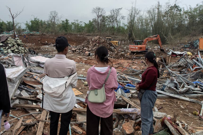 Residentes observan las labores de búsqueda tras una explosión en la aldea de Kaung Tat, municipio de Namhkam, estado de Shan, Myanmar, el 2 de junio de 2026. La detonación del 31 de mayo dejó al menos 46 muertos, incluidos seis niños, y más de 70 heridos, según rescatistas. (AFP vía Getty Images).