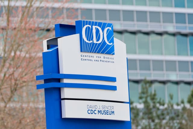 Un letrero con el logotipo de los CDC se exhibe en la entrada de la sede de la agencia en Atlanta el 2 de marzo de 2025. (Miguel Martínez/Atlanta Journal-Constitution vía AP)