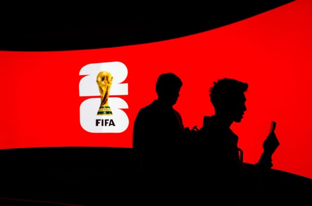 Varias personas se recortan contra una pantalla de vídeo durante la inauguración de la gira del trofeo de la Copa Mundial de la FIFA en Vancouver (Canadá), el 10 de abril de 2026. (The Canadian Press/Darryl Dyck)