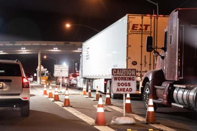Un control de la Patrulla Fronteriza en la autopista 8, al este de Yuma (Arizona), el 25 de mayo de 2018. (Samira Bouaou/The Epoch Times)