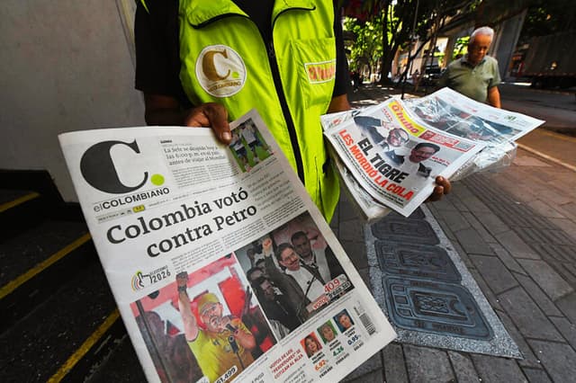 Un hombre muestra un periódico en el que se lee «Colombia votó en contra de Petro» en el centro de Medellín, Colombia, el 1 de junio de 2026.(Jaime SALDARRIAGA / AFP vía Getty Images)