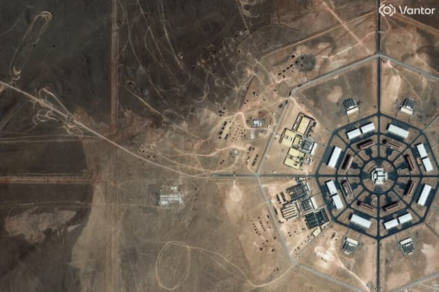 Una imagen de satélite muestra actividad militar en los alrededores de la instalación octogonal de Xinjiang, situada en la Región Autónoma Uigur de Xinjiang, China, el 11 de mayo de 2026. (Vantor/Imagen facilitada por Reuters).