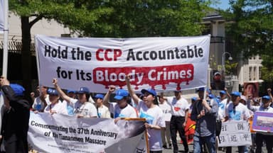Disidentes chinos se manifiestan en la embajada de China por la masacre de Tiananmen