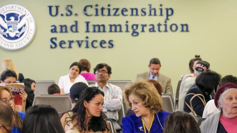 La mayoría de inmigrantes legales no tendrán que salir de EE. UU. para obtener la tarjeta de residencia: DHS