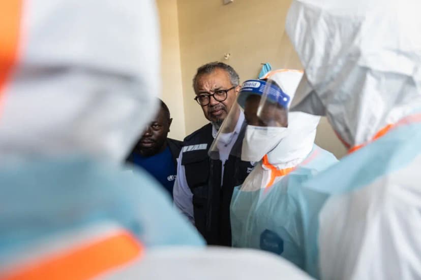 El director general de la Organización Mundial de la Salud, Tedros Adhanom Ghebreyesus, visita a los trabajadores sanitarios del Centro Médico Evangélico en Bunia, Congo, el 31 de mayo de 2026. (Foto: Moses Sawasawa/AP).