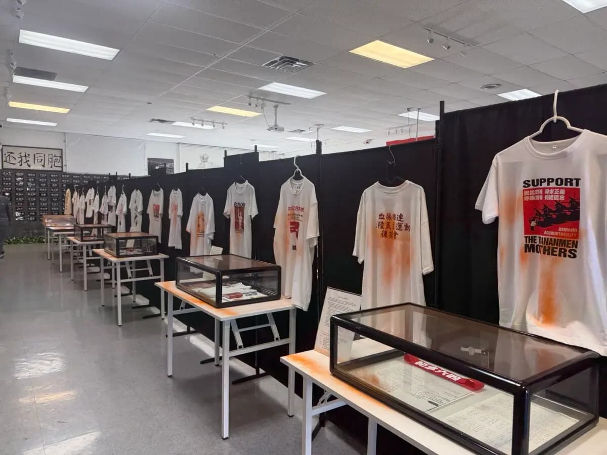 El Museo Conmemorativo de la Masacre del 4 de Junio en El Monte, California, fue vandalizado por intrusos el 31 de mayo de 2026, y sus exhibiciones fueron dañadas con pintura en aerosol. (Ma Shang'en/The Epoch Times).