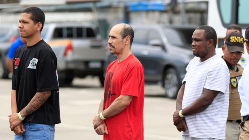 Panamá traslada a más de un centenar de migrantes en retorno a la frontera con Colombia