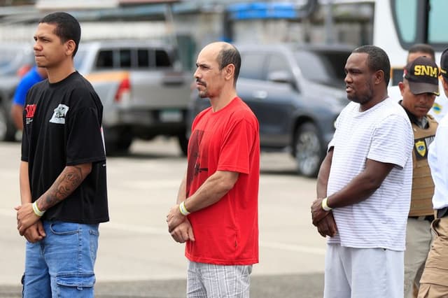 Personas son custodiadas por integrantes del Servicio Nacional de Migración de Panamá, en el Aeropuerto Internacional Marcos A. Gelabert en Ciudad de Panamá, Panamá. Imagen de archivo. (EFE/ Bienvenido Velasco)