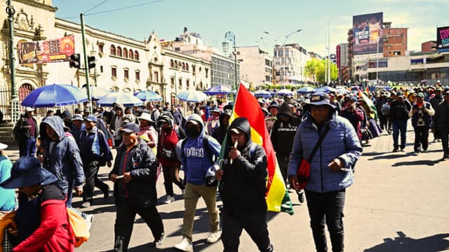 Renuncian dos ministros en plena crisis por las manifestaciones contra Paz