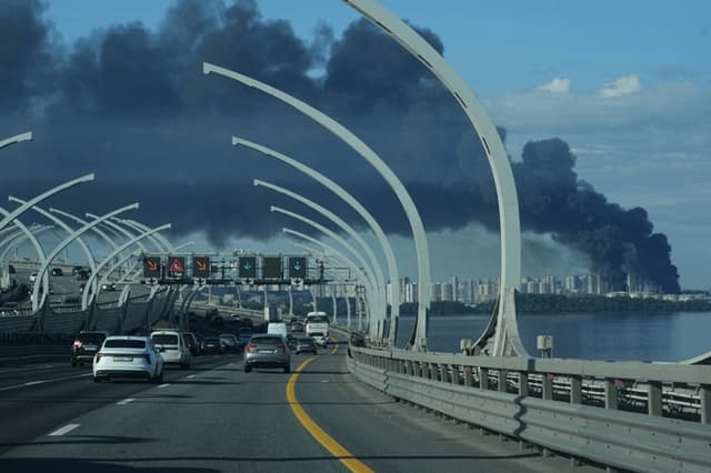 Una columna de humo se eleva tras un ataque con drones ucranianos en el puerto de San Petersburgo, Rusia, el 3 de junio de 2026. (Foto de AP)