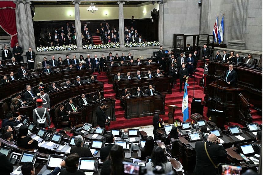El presidente de Guatemala, Bernardo Arévalo (a la derecha), pronuncia su discurso durante la presentación del informe oficial de su segundo año como jefe de Estado en el Congreso Nacional, en la ciudad de Guatemala, el 14 de enero de 2026. (JOHAN ORDONEZ / AFP vía Getty Images)