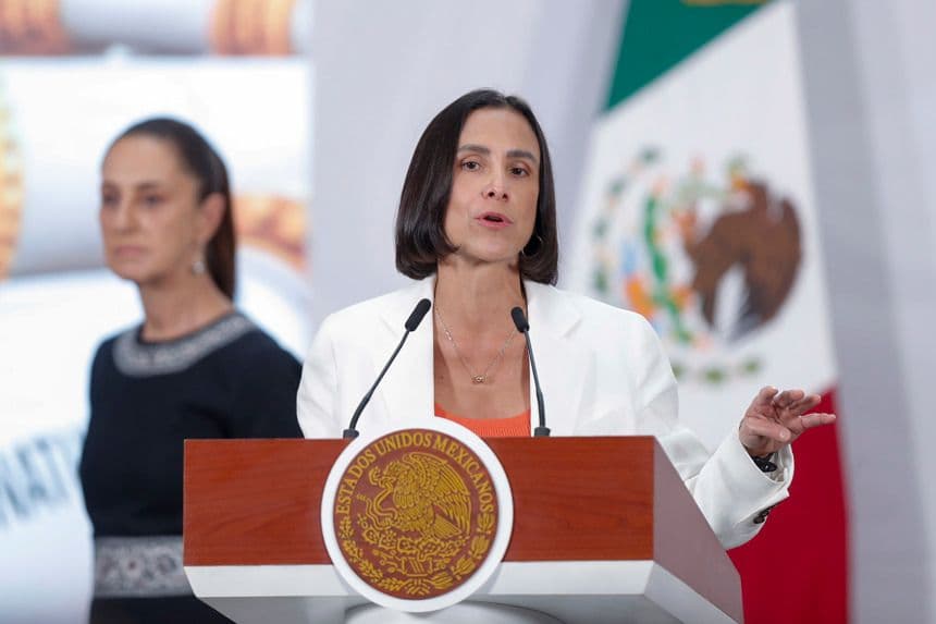 La secretaria de Energía, Luz Elena González, habla durante una rueda de prensa en el Palacio Nacional de Ciudad de México, México. Imagen de archivo. (EFE/ Isaac Esquivel)