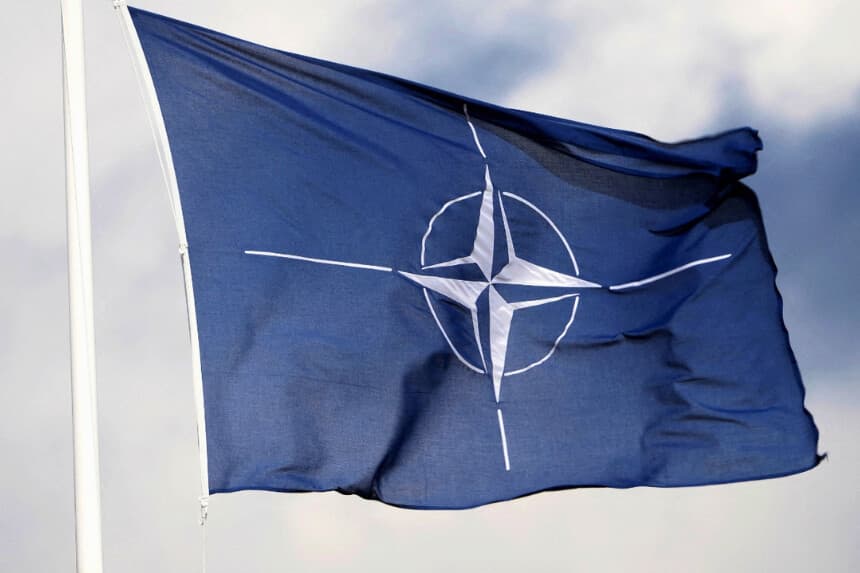 Una bandera de la OTAN en la base militar de Tapa, en Estonia, el 30 de abril de 2023. (Ints Kalnins/Reuters).