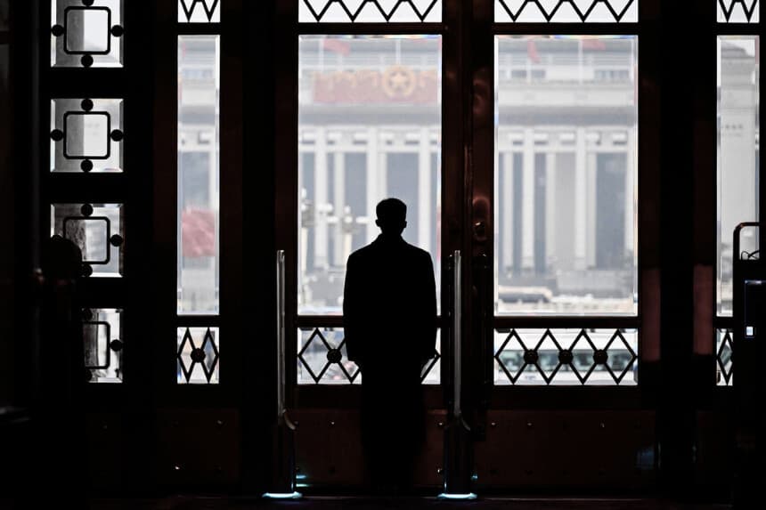 Un guardia de seguridad se encuentra en su puesto durante la sesión inaugural de la Asamblea Popular Nacional (APN) en el Gran Salón del Pueblo de Beijing, el 5 de marzo de 2024. (Wang Zhao/AFP vía Getty Images).