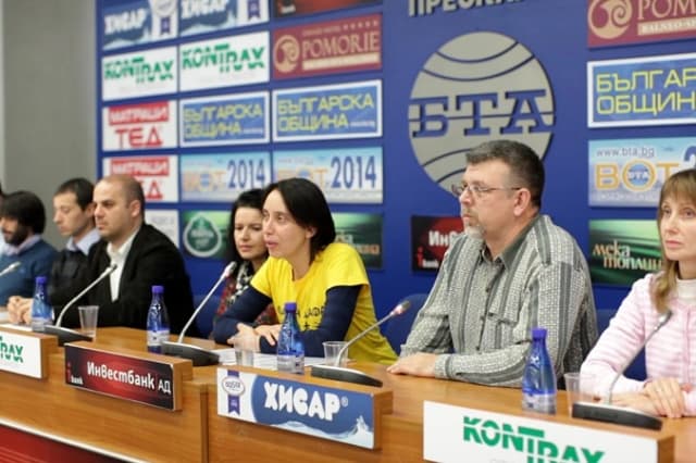 Practicantes búlgaros de Falun Gong hablan durante una conferencia de prensa en el Club de Prensa de la Agencia Telegráfica Búlgara en Sofía, Bulgaria, el 18 de diciembre de 2014. (NTD)