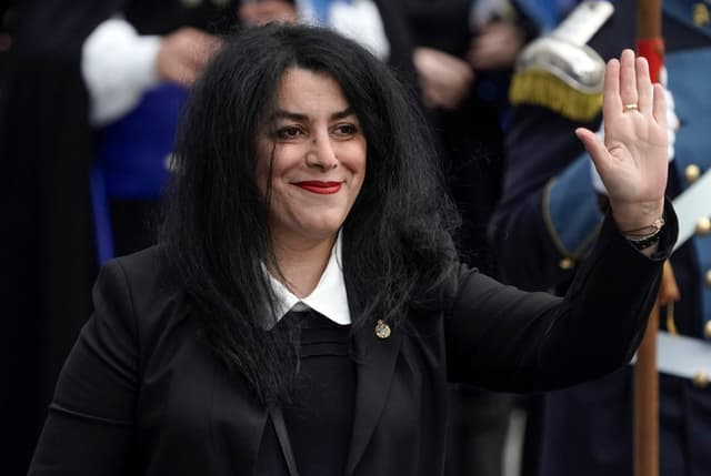 La artista francoiraní Marjane Satrapi, mundialmente conocida por el cómic y película 'Persepolis', a su llegada a la ceremonia de entrega de los Premios Princesa de Asturias, en Oviedo. Satrapi falleció a los 56 años, informaron este jueves sus allegados. (EFE/ Paco Paredes)