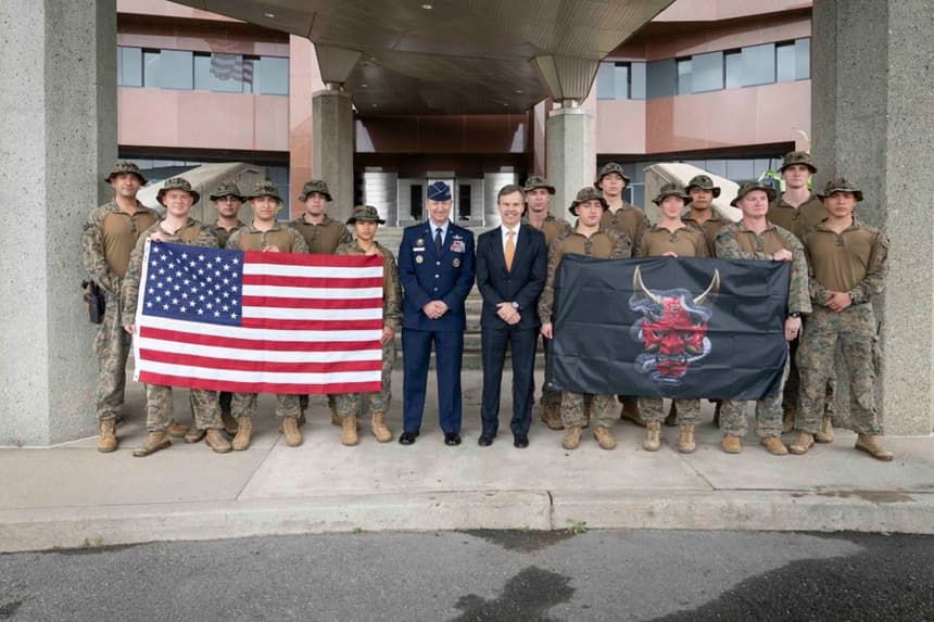 Fotografía tomada de la cuenta oficial del Estado Mayor Conjunto @thejointstaff, que muestra al jefe del Estado Mayor Conjunto de Estados Unidos, el general Dan Caine (c-i), y al encargado de negocios deEE.UU. en Venezuela, John Barrett (c-d), posando durante una visita este miércoles, en Caracas (Venezuela). (EFE/ @thejointstaff)