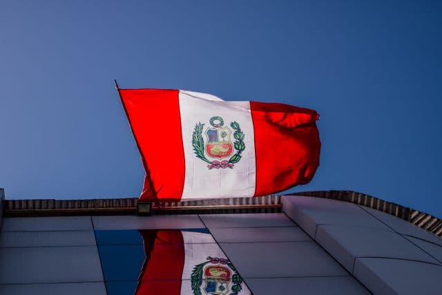 Bandera de Perú (Pexels / Mario Vásquez Rioja)
