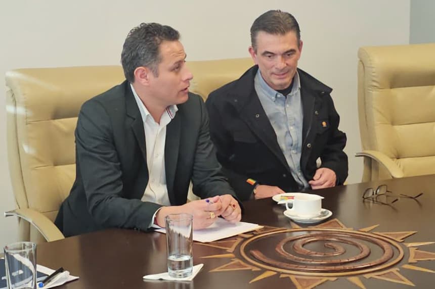 El presidente de Bolivia, Rodrigo Paz (d), habla con el vicepresidente Edmand Lara, durante una reunión este miércoles, en La Paz (Bolivia). Paz y Lara declarado opositor al Gobierno, se reunieron tras estar distanciados durante varios meses, para hablar sobre el conflicto protagonizado por sectores que exigen la renuncia del mandatario. (EFE / Imagen cedida por la Vicepresidencia del Estado Plurinacional de Bolivia)