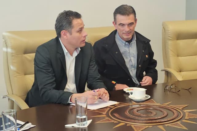 El presidente de Bolivia, Rodrigo Paz (d), habla con el vicepresidente Edmand Lara, durante una reunión este miércoles, en La Paz (Bolivia). Paz y Lara declarado opositor al Gobierno, se reunieron tras estar distanciados durante varios meses, para hablar sobre el conflicto protagonizado por sectores que exigen la renuncia del mandatario. (EFE / Imagen cedida por la Vicepresidencia del Estado Plurinacional de Bolivia)
