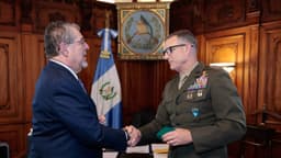 Guatemala recibe al jefe del Comando Sur de EE. UU. tras debate por ataques aéreos