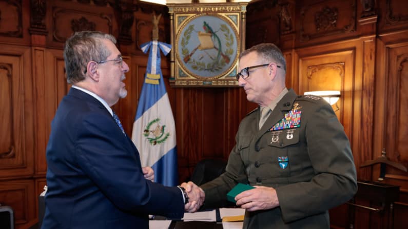 Guatemala recibe al jefe del Comando Sur de EE. UU. tras debate por ataques aéreos