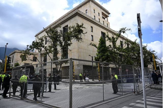 Miembros de la Policía Nacional de Colombia vigilan la sede de la Corte Suprema de Justicia, el 22 de febrero de 2024. (RAÚL ARBOLEDA/AFP vía Getty Images)