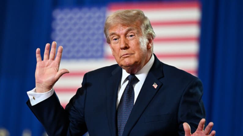 Trump insta al director interino de inteligencia a depurar la ODNI
