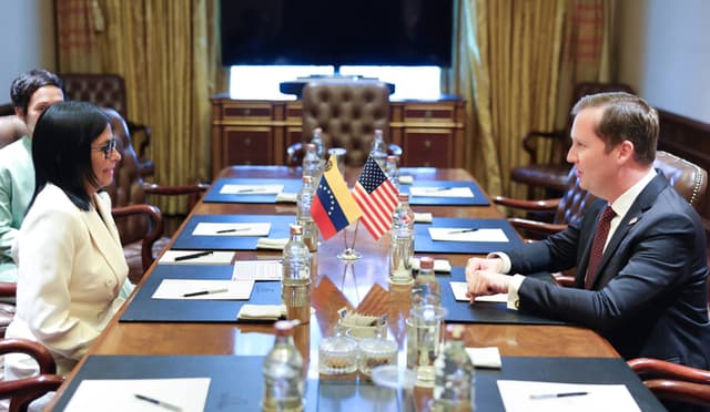 La presidenta encargada de Venezuela, Delcy Rodríguez, sostuvo en Nueva Delhi un "encuentro de cortesía" con el embajador de Estados Unidos en la India, Sergio Gor, durante una visita petrolera que avanza bajo el nuevo margen abierto por Washington para el crudo venezolano. (EFE/Telegram de Delcy Rodríguez)