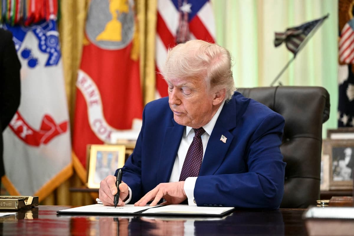 El presidente de EE. UU., Donald Trump, firma una orden ejecutiva en el Despacho Oval de la Casa Blanca, el 3 de junio de 2026. (Mandel Ngan/AFP vía Getty Images)