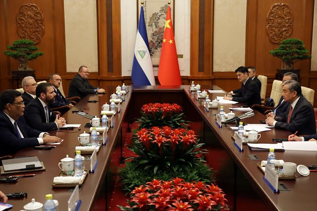 El ministro de Relaciones Exteriores de China, Wang Yi, y el asesor presidencial de Nicaragua, Laureano Ortega, asisten a una reunión en la Casa de Huéspedes de Estado Diaoyutai el 12 de mayo de 2025 en Pekín, China. Foto: Florence Lo - Pool/Getty Image