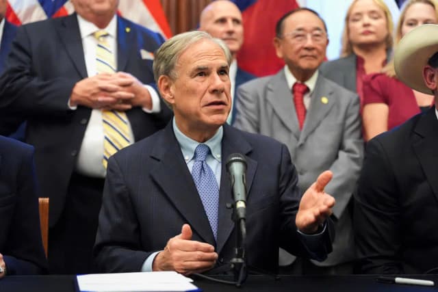 El gobernador de Texas, Greg Abbott, habla con los medios de comunicación en el Capitolio de Texas, en Austin, el 22 de agosto de 2025. (Eric Gay/Foto de AP)