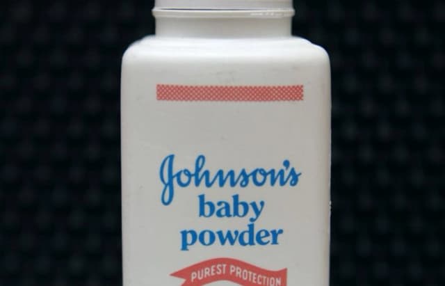 Un envase de talco para bebés Johnson's se exhibe en San Francisco el 15 de abril de 2011. (Jeff Chiu, Archivo /AP Photo)