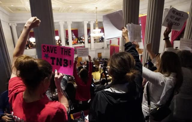 Defensores del control de armas levantan pancartas en la tribuna de la Cámara de Representantes de Tennessee, en Nashville, el 6 de abril de 2023. (George Walker IV/AP Photo)