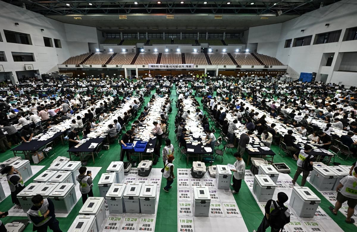 Funcionarios electorales clasifican las boletas en un centro de recuento para las elecciones locales en Seúl, Corea del Sur, el 3 de junio de 2026. (Pedro Pardo/AFP vía Getty Images)