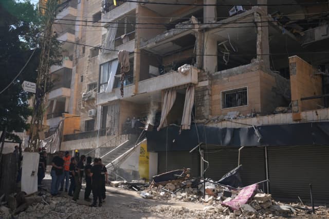 Agentes de seguridad libaneses se reúnen en el lugar donde un ataque aéreo israelí alcanzó un edificio en Dahiyeh, un suburbio al sur de Beirut, Líbano, el 7 de junio de 2026. (Hassan Ammar/AP Photo)