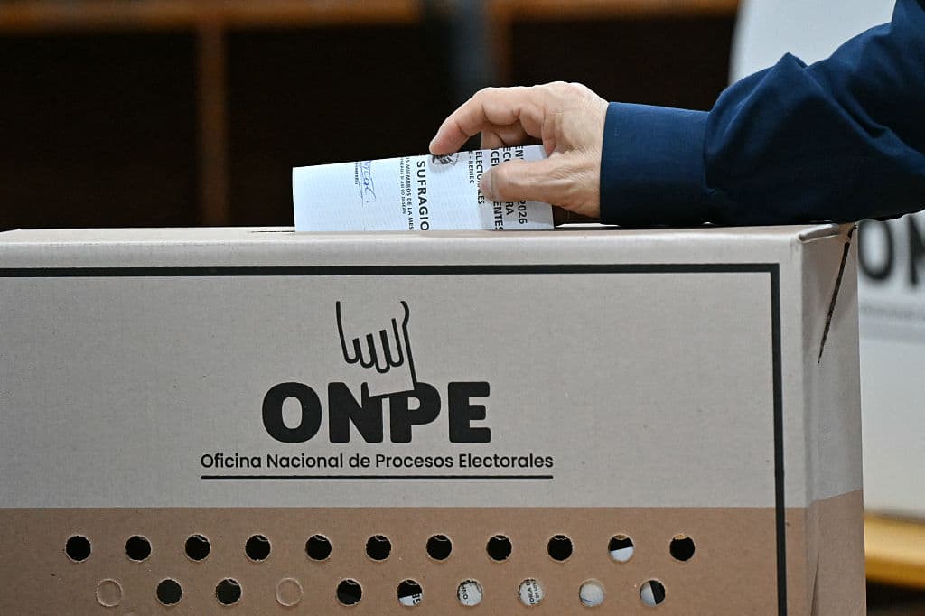 Un hombre emite su voto durante la segunda vuelta de las elecciones presidenciales en Lima el 7 de junio de 2026. Los peruanos elegirán a su noveno presidente en 10 años, en una reñida segunda vuelta entre la conservadora Keiko Fujimori y el izquierdista Roberto Sánchez, quienes intentan ganarse el apoyo de los votantes hartos del caos político y el aumento de la delincuencia. (Foto de MARTIN BERNETTI / AFP vía Getty Images)