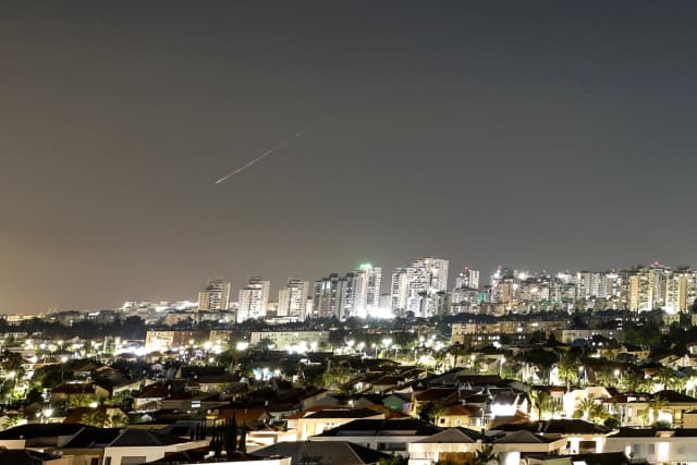 Un rayo de luz ilumina el cielo durante un ataque con misiles lanzado desde Irán hacia Israel, visto desde Ashkelon, Israel, el 7 de junio de 2026. (Amir Cohen/Reuters)