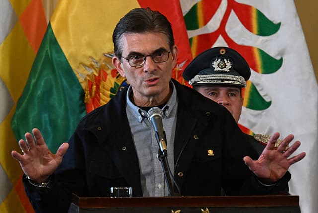 El presidente de Bolivia, Rodrigo Paz, habla durante la ceremonia de juramentación de Ernesto Justiniano Urenda como Ministro de Defensa en el Palacio de Gobierno en La Paz, Bolivia, el 3 de junio de 2026. (Foto de Aizar RALDES/AFP vía Getty Images)