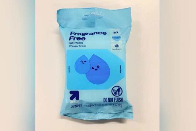 Un producto de toallitas húmedas para bebés retirado del mercado por Target. (Cortesía de la FDA)