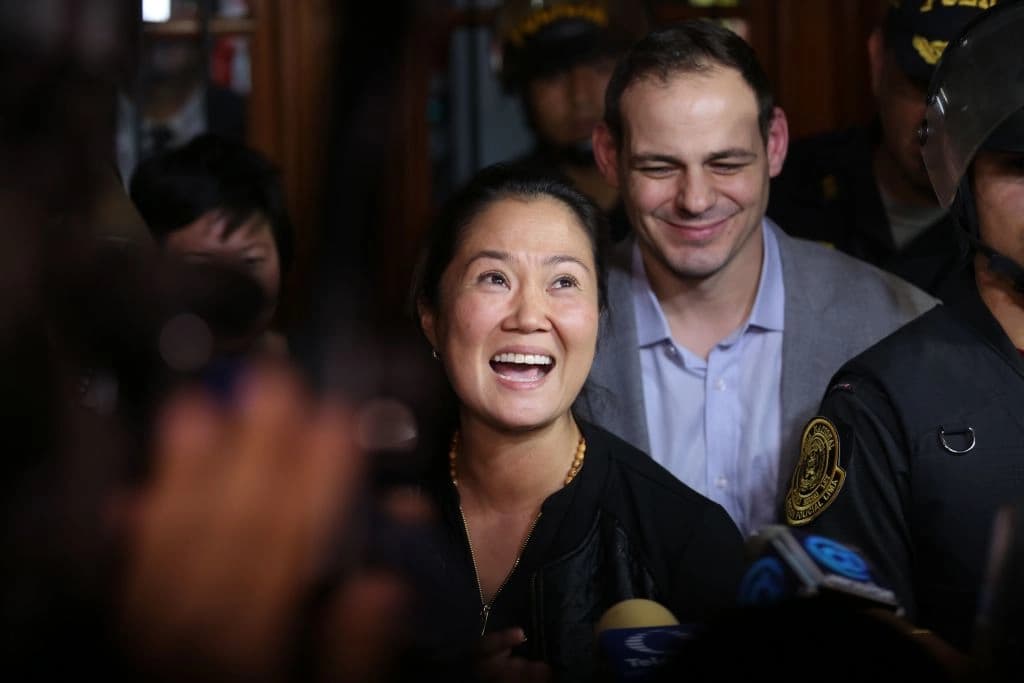 Fujimori lidera las elecciones presidenciales de Perú en una reñida contienda