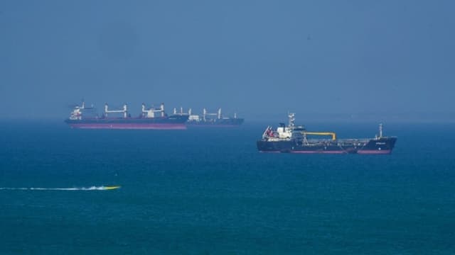 Precio del petróleo sube más de 4 dólares tras intercambio de ataques entre Israel e Irán