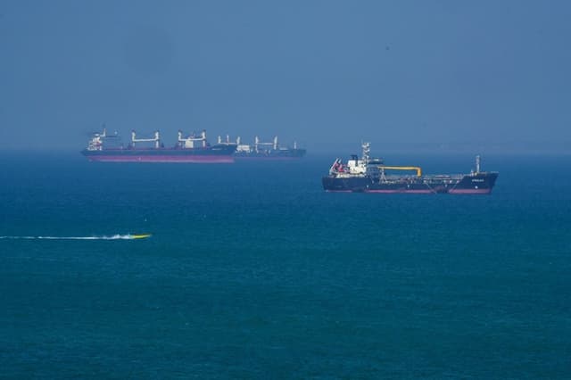 El petrolero "Ateela 2" cerca de la isla de Qeshm, Irán, en el estrecho de Ormuz, el 28 de abril de 2026. (Asghar Besharati/Getty Images)