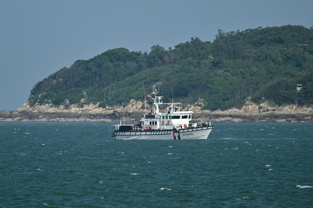 Una embarcación de la guardia costera de Taiwán realiza una patrulla, vista desde un barco que transporta turistas chinos, cerca de las islas Kinmen de Taiwán, frente a Xiamen, en la provincia de Fujian, al sureste de China, el 25 de mayo de 2026. (Héctor Retamal/AFP vía Getty Images)